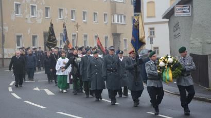 Bild: jr
Marsch durch die Tirschenreuther Innenstadt zum Kriegerdenkmal.