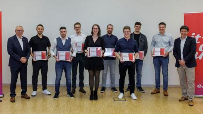 Bild: Uwe Moosburger, Eon
Acht junge Handwerksmeister, darunter vier aus der Oberpfalz, erhalten in Regensburg den Eon-Meisterpreis. Mit im Bild Jürgen Kilger, Handwerkskammer Niederbayern-Oberpfalz (links), und Tobias Braun, Eon (rechts.).