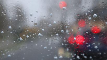 Bild: Wolfgang Kumm/dpa
Es wird nasskalt. (Symbolbild)