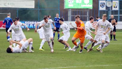 Bild: war
Höchste Motivation: Spieler der SpVgg pushen vor dem Anpfiff zur zweiten Halbzeit.