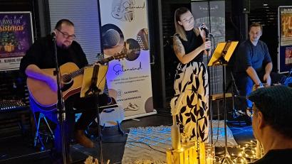 Bild: wel
Thorsten Horn, Monika Weißmeyer und Florian Schönberger (von links) begeistern als Band "Saitenwind" die Gäste in Neunburg mit ihren Austropop-Balladen.