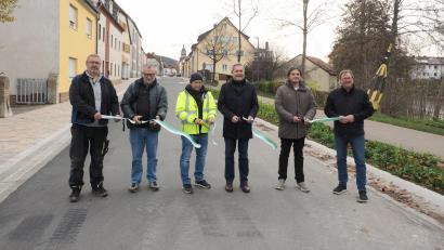 Bild: kek
Vor allem die Bewohner von Siechen- und Rosenhofsiedlung werden aufatmen. Der direkte Weg in die Stadt ist wieder frei. Bei einem Ortstermin durchschnitten Vertreter der Stadt und am Ausbau beteiligter Firmen ein symbolisches Band.