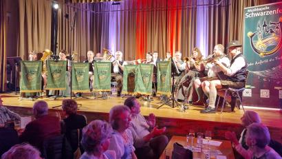 Bild: mab
Als musikalischer Gastgeber zeigte sich die Musikkapelle Schwarzenfeld von der besten Seite.