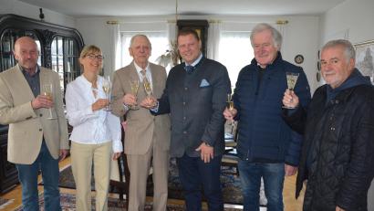 Bild: jr
Wolf-Jürgen Wenkel (Dritter von links) feierte 90. Geburtstag. Dem gebürtigen Thüringer gratulierten (von links) Stadtverbandsvorsitzender Peter Haibach, Tochter Birgit, Bürgermeister Stefan Grillmeier, TuS-Präsident Anton Bauernfeind sowie Nachbar und Freund Reinhard Männl.