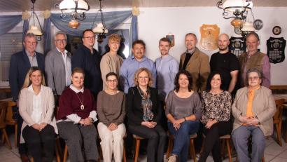 Bild: Nils Wittmann
Mit dieser Mannschaft treten die Freien Wähler Mitterteich in der Kommunalwahl am 8. März 2026 an: (sitzend von links) Natalie Wölfl, Anja Dubrowski, Sonja Gleißner, Stefanie Schreiner, Nicole Schuller, Marion Papsch und Carmen Roose, sowie (stehend von links) Bernhard Thoma, Max Bleistein, Benjamin Rustler, Maximilian Hildebrand, Klaus Schuller, Mike Schuller, Thomas Dubrowski, Thomas Gleissner und Thomas Beer. Es fehlen Harry Kutzer, Harald Kilian, Julian Helgert und Jürgen Bauer.