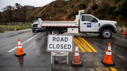 Bild: Ethan Swope/FR171736 AP/AP/dpa
Augenzeugen berichteten nach dem Wintersturm von umgestürzten Bäumen, überschwemmten Straßen und kleineren Erdlöchern.