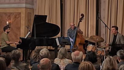 Bild: wel
Jonas Sorgenfrei (Schlagzeug, von rechts), Rudi Engel (Bass) und Luca Zambito (Piano) präsentieren im Schlosssaal ein Jazzkonzert der Extraklasse