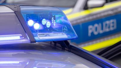 Bild: Daniel Karmann/dpa
Die Polizei fahndet nach dem 26-Jährigen. (Symbolbild)