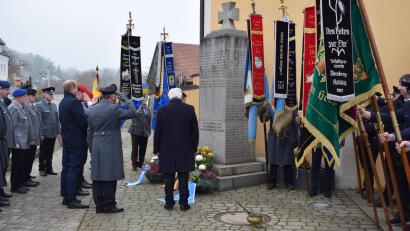 Bild: bnr
Zum ehrenden Gedenken an die Opfer beider Weltkriege wurde am Ehrenmal ein Kranz niedergelegt. Die "Naabtaler Musikanten" intonierten dazu das Lied vom "Guten Kameraden".