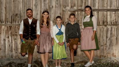 Bild: Katharina Luber
Sie regieren in der fünften Jahreszeit in Botzersreuth: Prinz Andreas IV., Prinzessin Veronika I., Kinderprinzessin Marlene I. und Kinderprinz Franz II. (von links). Mit im Bild FSB-Präsidentin Eva Frischholz (rechts).