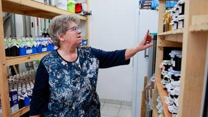 Bild: rw
Brigitte Steinkohl kocht das Jahr über ein und setzt Liköre an. Ihr Vorratskammer ist mit köstlichen Spezialitäten gefüllt.