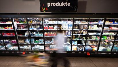 Bild: Philip Dulian/dpa
Im Geldbeutel bleibet mehr drin: Butter und Milch sind günstiger zu haben. (Archivbild)