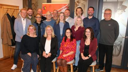 Bild: sne
Dritter Bürgermeister Thomas Weiß (links) und Ortsvorsitzende Claudia Wolf (vorne, Zweite von links) wollen mit den SPD-Kandidaten wieder ein Gleichgewicht im Stadtrat herstellen.