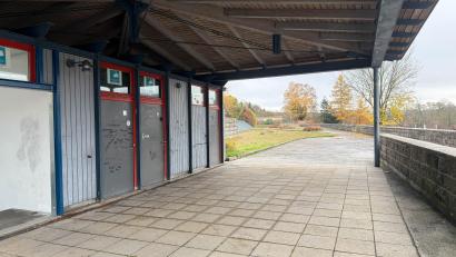Bild: Gabi Schönberger
Jahrelang wurden die Wege über dem Parkdeck Am Hofgarten in Neustadt/WN mit Salz von Schnee und Eis befreit. Das sickerte ins Bauwerk und die Deckenabdichtung. Eine Sanierung wird voraussichtlich teuer.