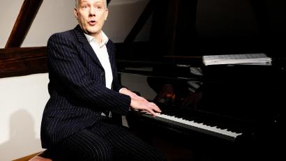 Bild: do
Mit großer schauspielerischer Überzeugungskraft und Musikalität interpretierte Johannes Kirchberg im Versammlungsraum des Eschenbacher Kulturtempels Werke von Erich Kästner.