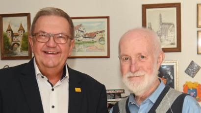 Bild: gf
Martin Gäckle (rechts) feierte 90. Geburtstag. Bürgermeister Martin Preuß überbrachte ein Präsent der Stadt Amberg.
