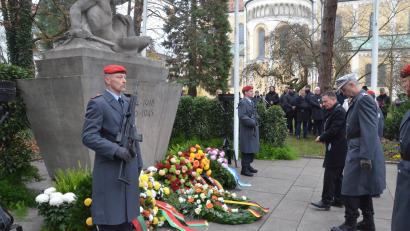 Bild: Kunz
Oberbürgermeister Jens Meyer und Oberstleutnant Wolfgang Bauerschmidt bei der Kranzniederlegung.