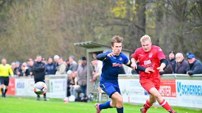 Bild: Schrems, Thomas
Der TSV Waldershof um Lukas Fürst (rechts) musste in der Schlussphase gegen den Sportring aus Bayreuth um Michael Hahn (links) noch den Ausgleichstreffer hinnehmen.