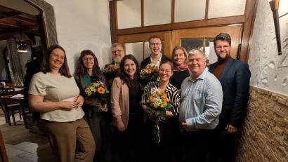 Bild: Antonia Lauß
Madeleine Schneider (links) wurde als Sprecherin der Grünen in der Oberpfalz bestätigt. Neuer Sprecher ist Lucas Pöllinger (Fünfter von links). Mit im Bild (von links) vielfaltspolitische Sprecherin Marie Scholz, Schriftführer Rainer Heribert Lacler, Schatzmeisterin Nicole Brock, Beisitzerin Social Media und Mitglied im Landesausschuss Hannah Quaas, Landtagsabgeordnete Laura Weber, Bundestagsabgeordneter Stefan Schmidt, Landtagsabgeordneter Johannes Becher.