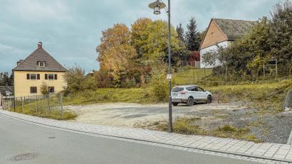 Bild: Susanne Forster
Auf dieser Fläche an der Philipp-Mühlmayer-Straße in Bärnau soll ein moderner Parkplatz entstehen.