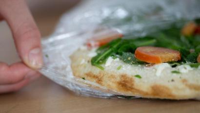 Bild: Marijan Murat/dpa
Wird Tiefkühlpizza künftig teuer? (Archivbild)