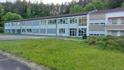 Bild: mfh
Das alte Schulhaus steht bei den Plänen für die Städtebauförderung ebenfalls auf dem Plan. Die weitere Nutzung des Gebäudes stand auch auf der Agenda der Jugendlichen bei der Veranstaltung "SagWas".