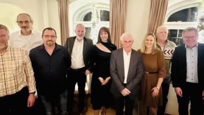 Bild: Karoline Gajeck-Scheuck
Oberbürgermeister Michael Cerny (rechts) zeichnet mit weiteren Verantwortlichen Dienstjubilare der Stadtwerke aus.