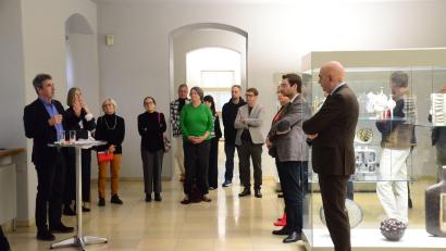 Bild: Kunz
Professorin Angelika Nollert, Direktorin der Neuen Sammlung und Josef Straßer, Hauptkonservator und stellvertretender Direktor der Neuen Sammlung informieren über die Ausstellung.