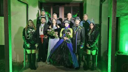 Bild: vsr
Das neue Prinzenpaar Isabella I. und Sebastian II. hat in Reuth nun offiziell das Zepter in der Hand. Das Bild zeigt vor dem Rathaus (hinten von links) Präsident David, Stellvertretenden TSV-Vorsitzenden Helmut-Stefan Neugirg, Bürgermeister Werner Prucker, Vorsitzenden Peter Schieder, (vorne von links) Hofmarschallin Jana, Sebastian II., Isabella I., Dagmar I., Matthias I. und Vizepräsidentin Natalie.