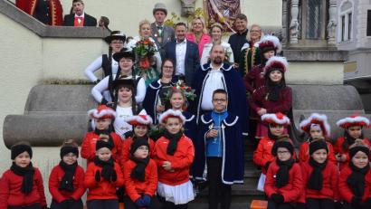 Bild: Kunz
Die Proklamation des neuen Prinzenpaares der Narrhalla Weiden fand auf der Treppe des Alten Rathauses statt.