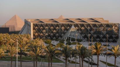 Bild: Ahmed Gomaa/XinHua/dpa
Das Große Ägyptische Museum zieht bisher im Schnitt 19.000 Besucher täglich an. (Archivfoto)