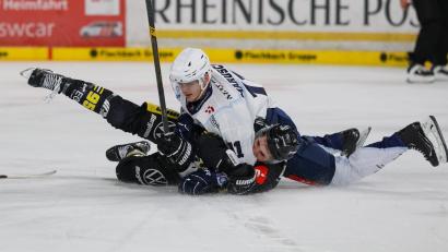 Bild: Yvonne Brands
Luis Marusch (oben) von den Blue Devils Weiden und der Krefelder Mathew Santos gerieten am Freitagabend mehrmals aneinander.