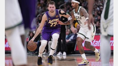 Bild: Morry Gash/AP/dpa
Luka Doncic erzielte wieder über 40 Punkte.