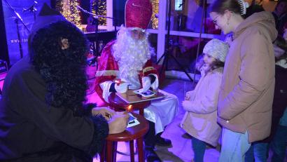 Bild: jr
Sankt Nikolaus und Knecht Ruprecht verteilten beim diesjährigen "Winterzelt" Autogramme.