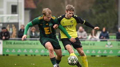 Bild: Loeffler, Jonas
Michael Janner (links) und seine Teamkollegen von der DJK Ammerthal feierten einen klaren 3:0-Sieg gegen Lauterhofen. Janner sah später "Rot".