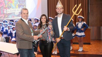 Bild: pi
Bürgermeister Andreas Wutzlhofer (links) übergibt mit dem Rathaus-Schlüssel und dem Dreizack des römisches Gottes Neptun die Macht.