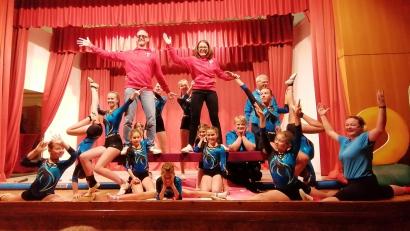 Bild: Joachim Ziegeler
Die Turnabteilung des TV Amberg 1861 bietet bei der Übergabe von Preisen zum 200-jährigen Bestehen der Sparkasse Bewundernswertes auf wenigen Metern Bühnenfläche. Rechts im Bild Trainerin Tina Nentwig. Auf dem Schwebebalken Thomas Pickel und Sonja Kalb von der Sparkasse