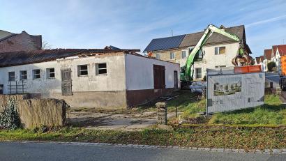 Bild: ld
Das Dach ist bereits entfernt und in einem großen Container verschwunden. Dann ist das Mauerwerk dran.