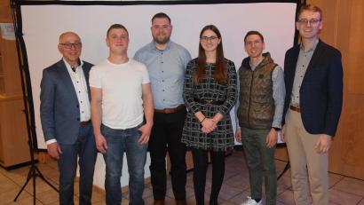 Bild: fz
Tom Zilbauer, Michael Schiller, Laura Zilbauer, Franz-Josef Völkl und Nikolei Rupprecht (von rechts) wurden in der von stellvertretendem Landrat Albert Nickl (links) geleiteten Aufstellungsversammlung einstimmig für die JU-Liste 2026 nominiert.