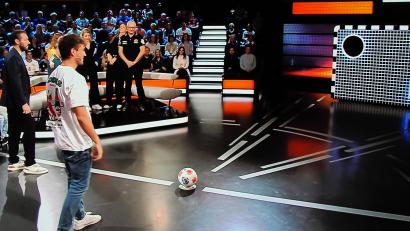 Bild: Reiner Fröhlich
Yannick Hutzler beim Torwandschießen.