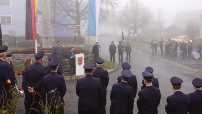 Bild: bkr
Beim Volkstrauertag in Immenreuth spricht Bürgermeister Thomas Kaufmann auch darüber, dass Frieden aktiv gesichert werden muss.