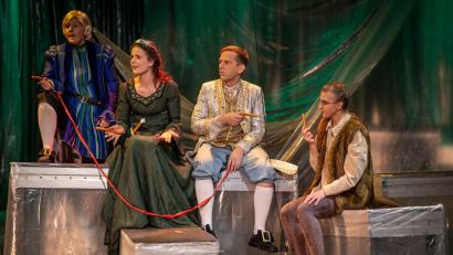 Bild: Tanja Schedl
Prinzessin Lanzelotte (Laura Hopperdiezel, Zweite von links) erzählt Prinz Philippe (Silke Schicker, links), Prinz Leander (Herbert Schicker Zweiter von rechts) und dem verwandelten Pferd Oskar (Lea Plonner, rechts), warum sie den Prinzessinnen bei der Befreiung hilft.