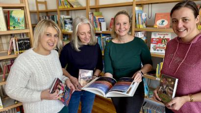 Bild: gri
Das Team der Pfarrbücherei Wutschdorf blättert schon im neuen Heimatjahrbuch. Alle, die sich hier engagieren, sind ehrenamtlich tätig.