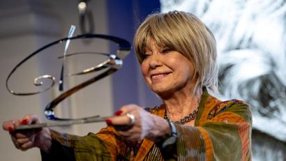 Bild: Fabian Sommer/dpa
Judy Winter, Schauspielerin, reagiert auf den Götz-George-Preis 2025.