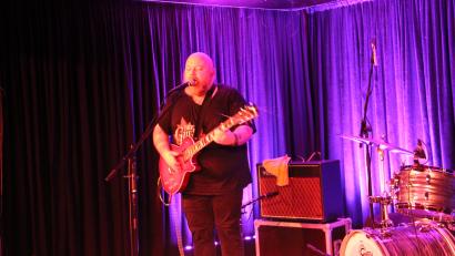 Bild: prh
Andreas Kümmert gibt sich mit geschlossenen Augen ganz seiner Musik hin.