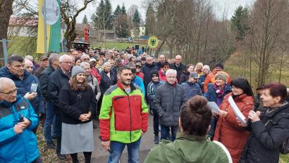Bild: lg
Birgit Höcherl und Mirka Sebestova (rechts) moderierten die Begegnungsdialoge an der Grenzbrücke. Unter den zahlreichen Zuhörern waren auch die Landtagsabgeordneten Martin Scharf und Jürgen Mistol sowie Bezirkstagspräsident Franz Löffler.