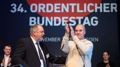 Bild: Robert Michael/dpa
Der frühere Weltklasse-Handballer Wolfgang Böhme ist auf dem DHB-Bundestag mit dem Eintrag ins Goldene Buch geehrt worden.