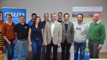 Bild: fz
Markus Ziegler (fünfter von rechts) ist Bürgermeisterkandidat der CSU Bechtsrieth. Mit im Bild die Kandidaten für die Gemeinderatswahl.