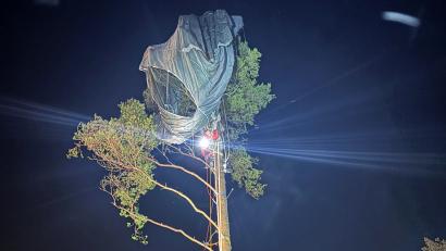 Bild: Bergwacht Weiden/exb
Die Bergwacht Weiden musste am Donnerstagabend auf dem Gelände des Truppenübungsplatzes Grafenwöhr einen Fallschirmspringer retten, der sich in der Krone einer Kiefer verheddert hatte.