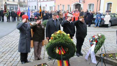 Bild: sne
Oberstleutnant Florian Rommel, US-Brigadegeneral Terry Tillis, Bürgermeister Edgar Knobloch (von links) sowie Vertreter der Veteranen der US-Armee gedachten bei der Kranzniederlegungen den Gefallenen der Weltkriege.